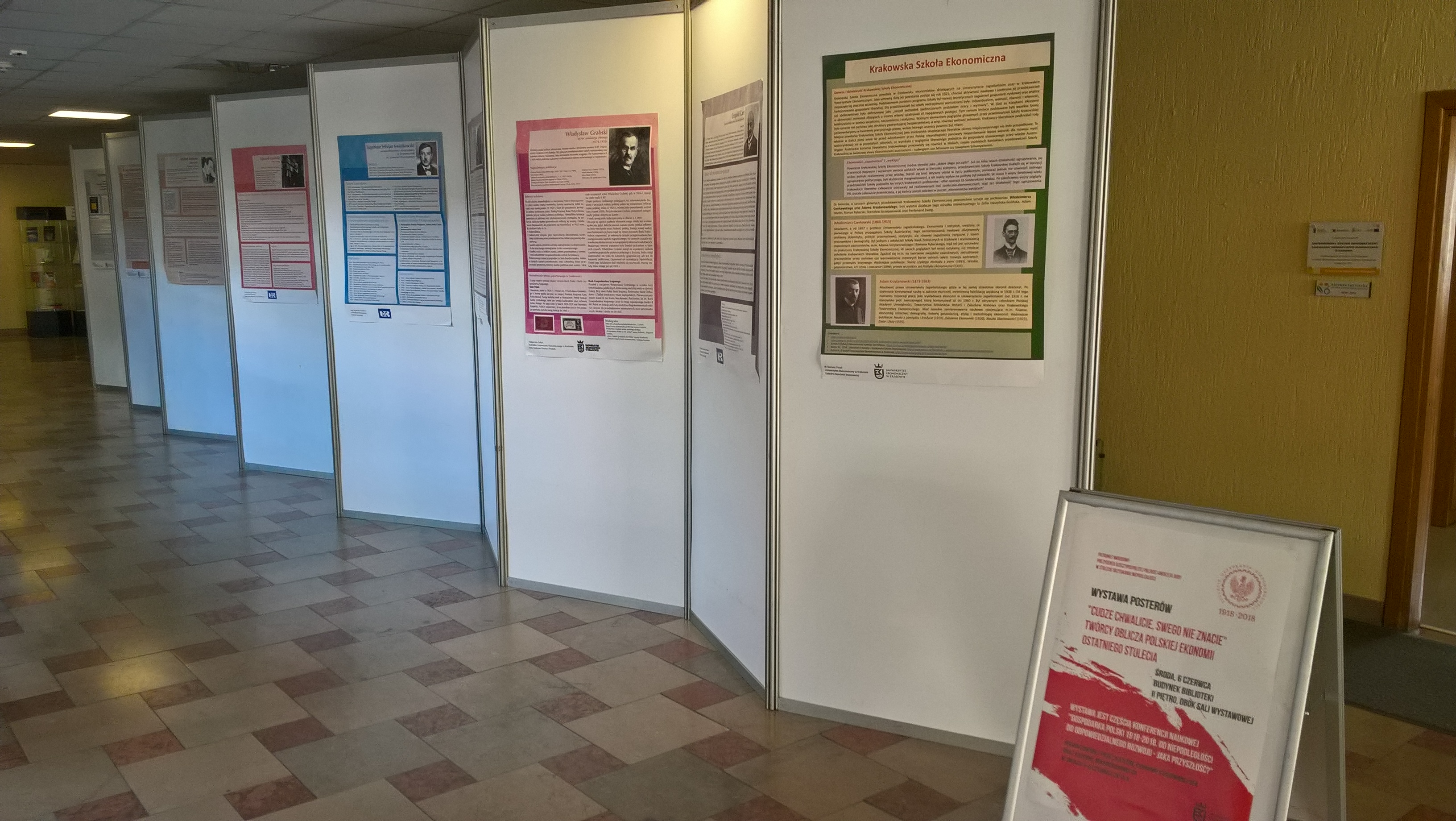 Wystawa posterów poświęconych wybitnym polskim ekonomistom w holu budynku biblioteki